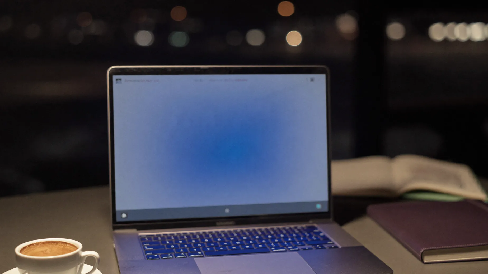 Ufficio acquisti di un'azienda meccanica: un responsabile confronta sul monitor la risposta di un chatbot con tre schede di fornitori aperte, accanto un capitolato stampato coperto di post-it.